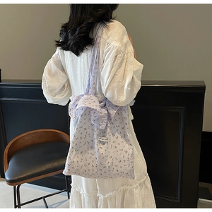 Detail of light purple floral tote bag with pleated bow and Magic pocket label