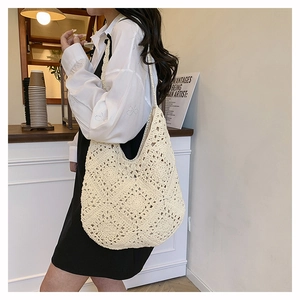 Détails du motif au crochet et de la texture de ce sac à bandoulière tissé beige vintage