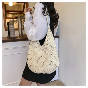 Détail d'un sac bandoulière au crochet blanc cassé avec motifs géométriques en losange