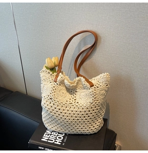 Dettaglio borsa tote all'uncinetto color crema con motivo a onde e manico in pelle