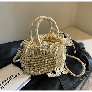 Détail du sac en paille tissée avec nœud en dentelle et doublure à cordon