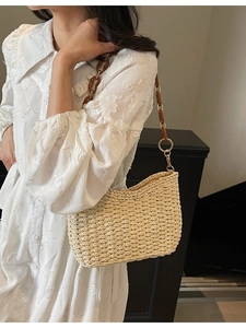 Handmade straw shoulder bag with diamond weave texture and tortoiseshell resin chain strap