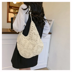 Gros plan détaillé d'un sac cabas au crochet fait main avec motifs de losanges ajourés