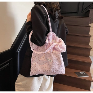 Detail of light pink floral tote bag with pleated fabric and Magic Pocket label