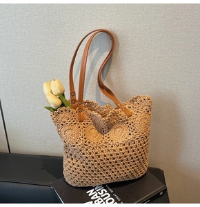 Dettaglio borsa tote a uncinetto con spalline in pelle e motivi a cuore traforati