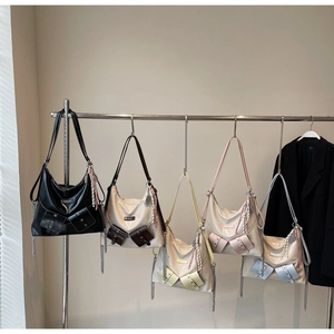 Détail montrant la variété de couleurs de ce sac cabas à chaîne sur présentoir