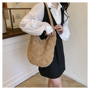 Détail d'un sac à bandoulière au crochet fait main avec des motifs géométriques ajourés