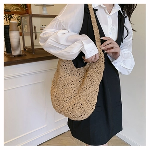 Détail du sac à bandoulière en crochet beige avec motifs floraux ajourés pour l'été