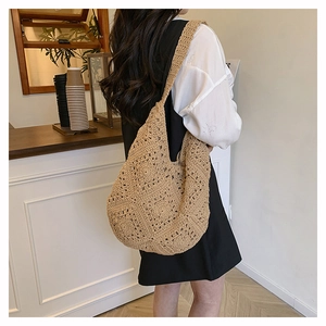 Détail du sac à bandoulière au crochet kaki montrant les motifs tissés et la texture