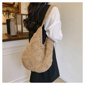 Détail du sac cabas en crochet kaki clair avec motif ajouré vintage élégant