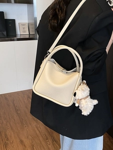 Sac à main chic en cuir grainé blanc crème avec fermoir argenté et charme en peluche