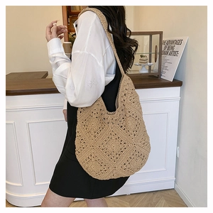 Gros plan sur le motif floral au crochet d'un grand sac fourre-tout en corde de coton