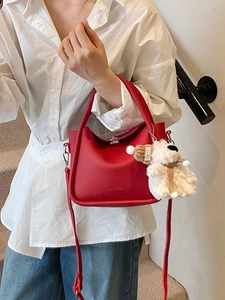 Sac seau en cuir litchi rouge avec poignée, bandoulière et charmant ours en peluche