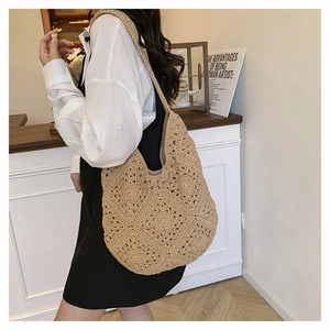 Détail d'un sac cabas en crochet kaki avec motifs ajourés géométriques et grande capacité