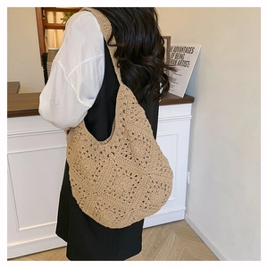 Détail du motif ajouré tissé à la main sur un grand sac de plage en corde de coton