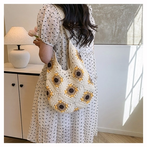 Détail d'un sac bandoulière en coton tissé main avec motif tournesol rétro style bohème