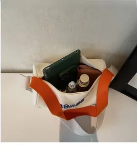 Vue de dessus montrant l'intérieur spacieux d'un sac cylindrique en toile