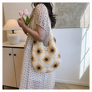 Détail d'un cabas tournesol crocheté à la main avec tissage de coton texturé porté épaule
