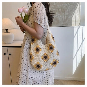 Détail du motif tournesol au crochet sur un sac de plage bohème en coton