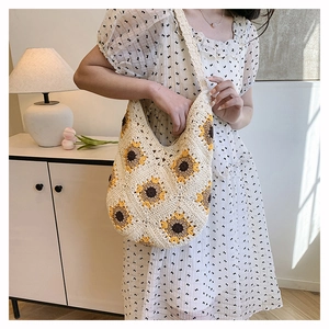 Détail d'un sac à bandoulière en crochet fait main avec motifs de tournesols tissés