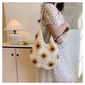 Détail du sac cabas au crochet fait main avec motifs tournesols et maille ajourée