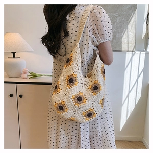 Gros plan détaillé du sac cabas au crochet fait main avec motif de tournesol tissé