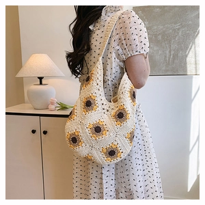 Détail du sac à bandoulière en crochet fait main avec motifs tournesols en corde de coton