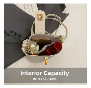 Innenansicht der beigen Beuteltasche mit Platz für Handy und Make-up-Accessoires