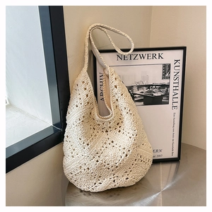 Vue détaillée du sac hobo en crochet crème avec motif tricoté creux et bandoulière large