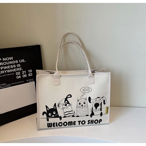 Nahaufnahme einer cremefarbenen Canvas-Tasche mit minimalistischen Tierillustrationen