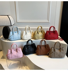 Bucket Bags aus Leder mit Litschimuster in acht Farben auf minimalistischen Sockeln