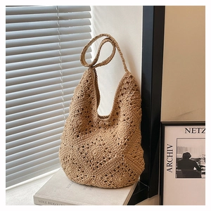 Vue détaillée du sac hobo en crochet beige avec texture de tissage faite à la main