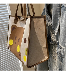 Détail du sac cabas en toile avec motif ours mignon et finitions contrastées