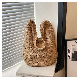 Détail du sac de plage bohème au crochet avec tissage floral ajouré et corde en coton doux