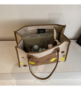 Vue de dessus du grand sac à langer avec motif ours montrant sa grande capacité de rangement