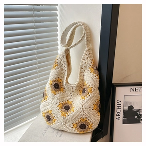 Gros plan du sac hobo au crochet avec motifs tournesols et doublure en tissu beige