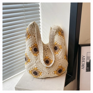 Détail du sac cabas en coton tissé main avec motif tournesol jaune pour les vacances