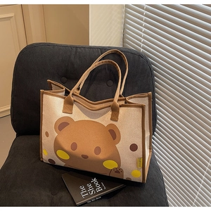 Gros plan sur le sac à langer avec imprimé ours et texture en toile robuste
