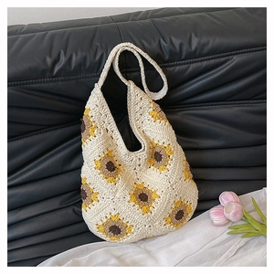 Détail du sac à bandoulière au crochet fait main avec motifs de tournesols jaunes