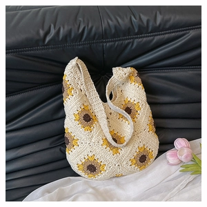 Détail du motif tournesol au crochet sur un sac de plage tissé en coton fait main