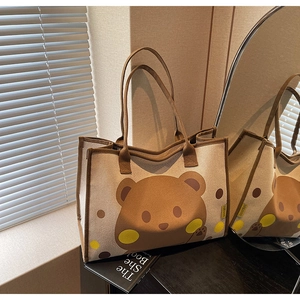 Vue détaillée d'un grand sac cabas en toile avec motif ours mignon et bordures marron chic