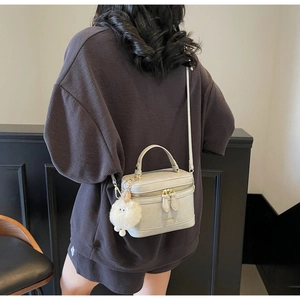Sac boîte mini gris clair chic avec breloque mouton, vue de dos sur mannequin