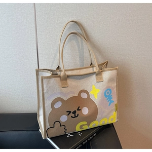 Détail du sac cabas en toile avec imprimé ours mignon et coutures de qualité