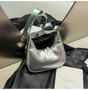 Détail du sac demi-lune argenté métallisé avec fini miroir et double fermeture éclair