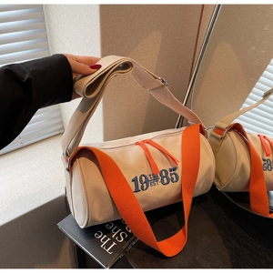 Détail du sac cabas en toile avec poignées orange et broderie bleue 19 T.S.U.
