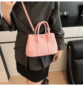 Detail der rosa Bucket-Bag aus Leder mit silbernen Beschlägen und Schultergurt