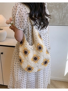Sac fourre-tout au crochet avec motif de tournesol porté par un mannequin féminin