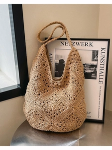 Grand sac cabas artisanal en corde de coton tressée beige sur une table moderne