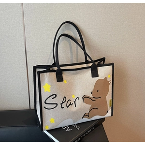 Gros plan du sac fourre-tout en toile montrant l'imprimé ours et le tissu robuste
