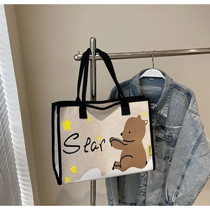 Détail du sac cabas en toile avec motif ours mignon et larges bandoulières noires